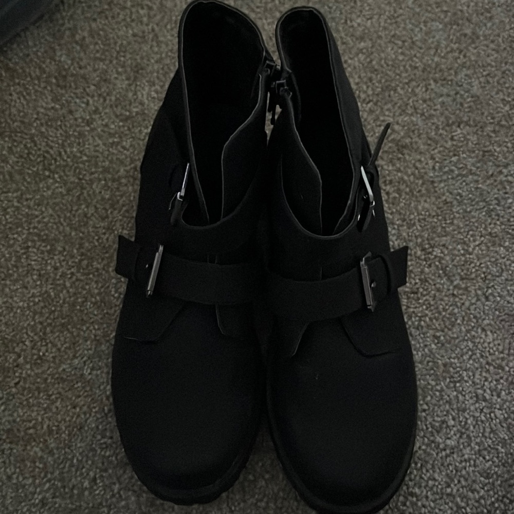 Children’s place size 5 boots